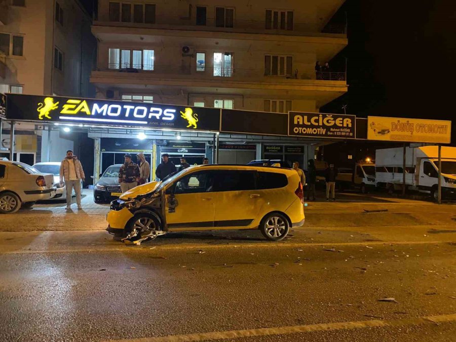 Serik’te Ticari Taksi İle Kamyonet Çarpıştı: 2 Yaralı