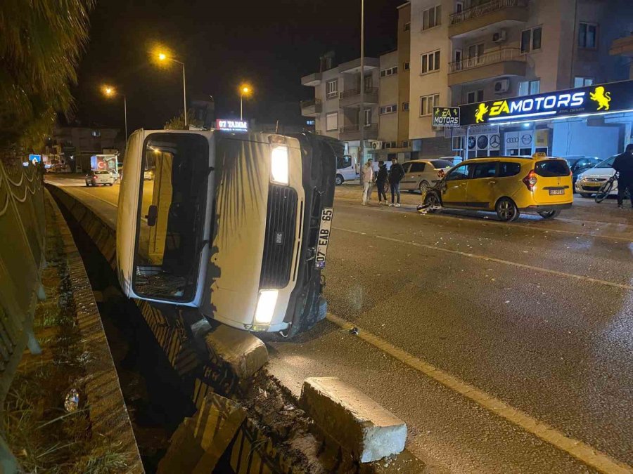 Serik’te Ticari Taksi İle Kamyonet Çarpıştı: 2 Yaralı