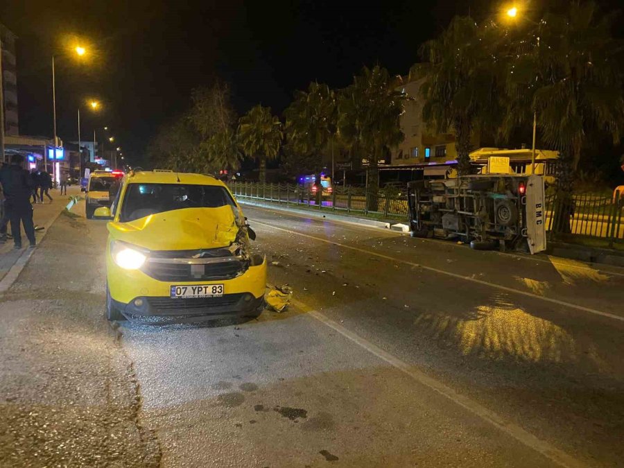 Serik’te Ticari Taksi İle Kamyonet Çarpıştı: 2 Yaralı