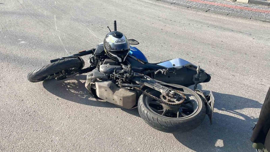 Otomobille Çarpışan Motosikletli Yaralandı