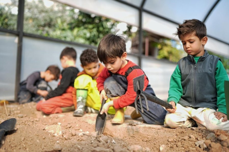 Minik Eller Tohumları Toprakla Buluşturdu