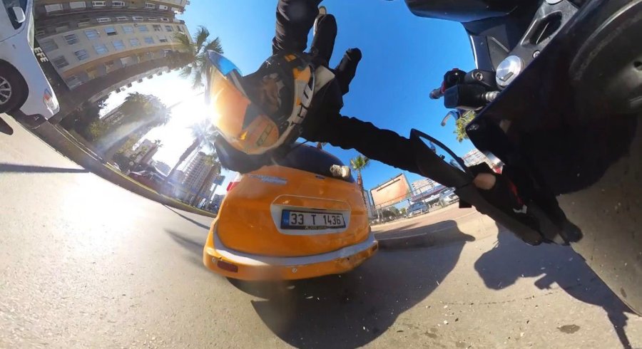 Motosiklet Sürücüsü Kaskı Sayesinde Yara Almadan Kurtuldu