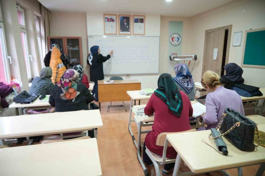 Niğde’de Hayat Boyu Öğrenmeye Yoğun İlgi: 191 Kursta 4 Bin 802 Kursiyer Eğitim Alıyor