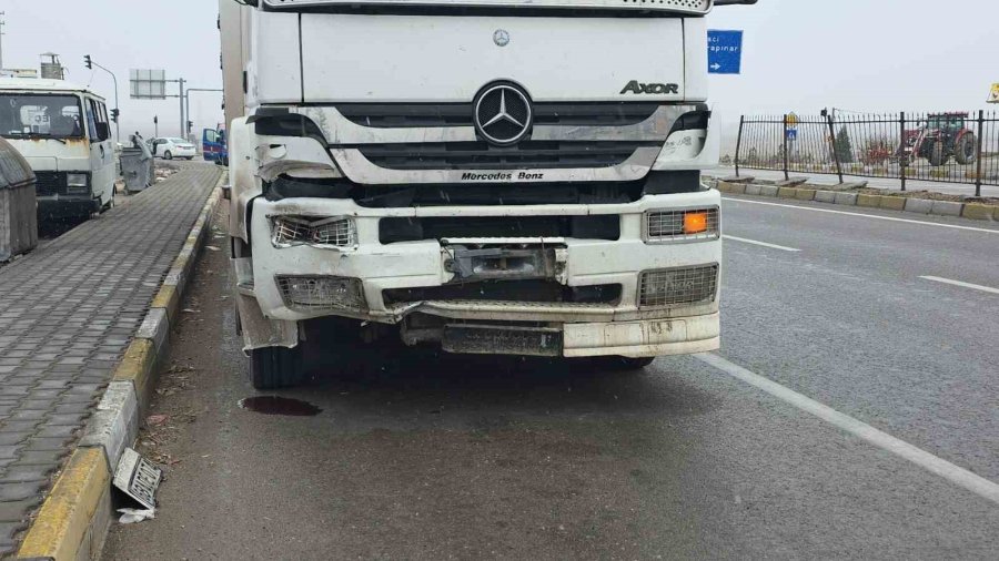 Aksaray’da Tır İle Otomobil Çarpıştı: 4’ü Hakem 5 Yaralı