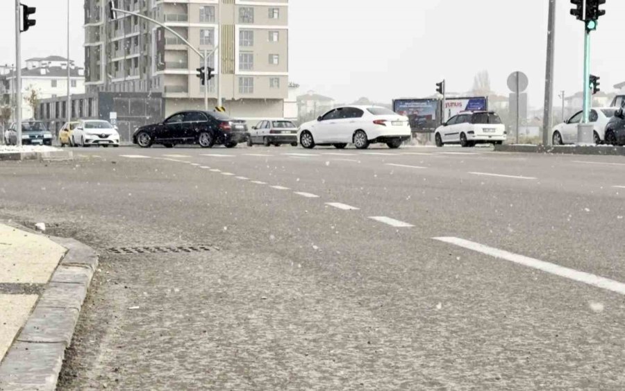 Aksaray Merkeze Mevsimin İlk Karı Yağdı