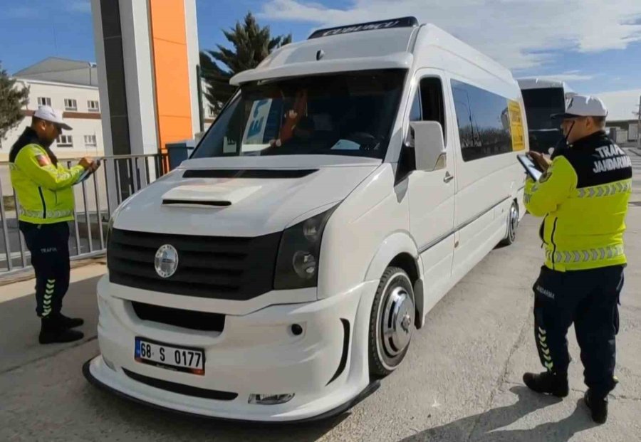 Aksaray’da Trafik Jandarması Okul Servislerini Aralıksız Denetliyor