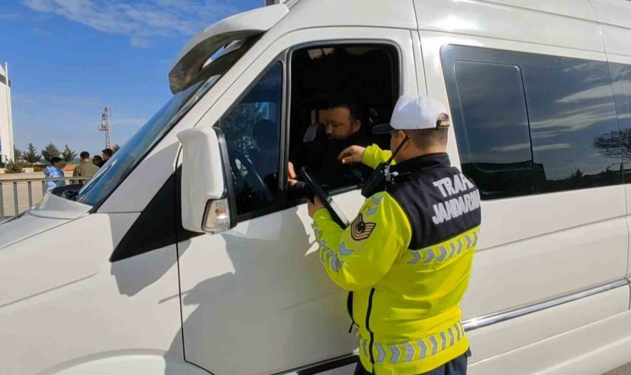 Aksaray’da Trafik Jandarması Okul Servislerini Aralıksız Denetliyor