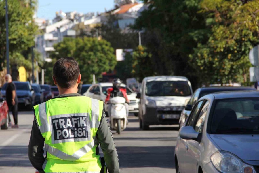 Antalya’da Son 1 Haftada 11 Bin 553 Araç Ve Sürücüne Ceza Kesildi