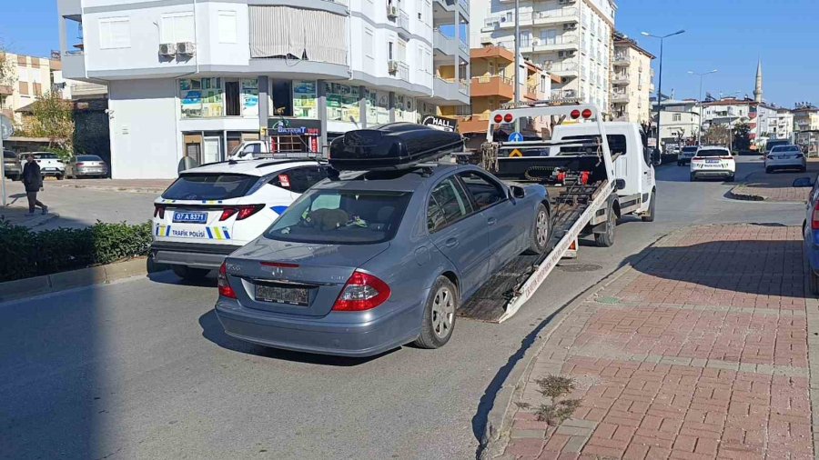 Plakası Bezle Kapatılan Mercedes Plakasız Çıktı