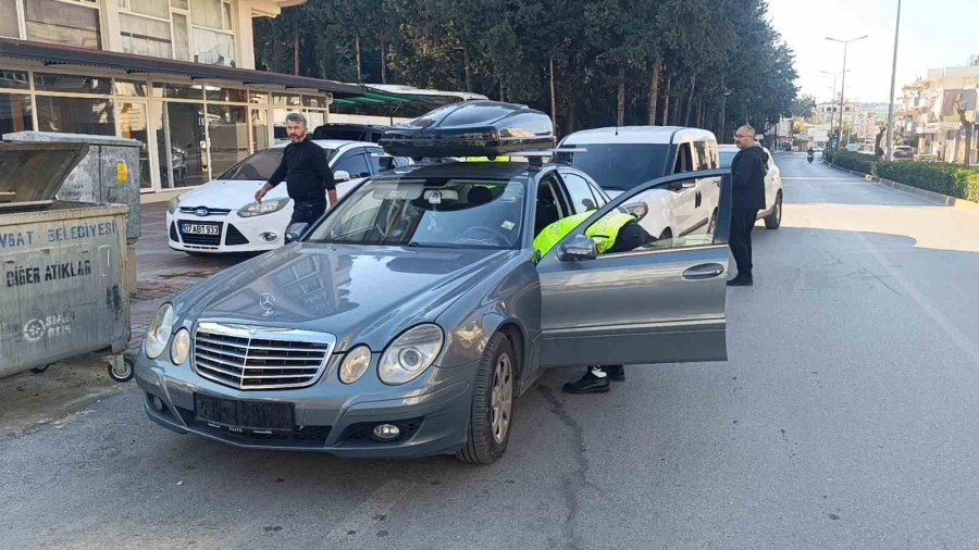 Plakası Bezle Kapatılan Mercedes Plakasız Çıktı