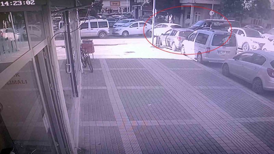 Otomobille Hafif Ticari Aracın Çarpışması Kamerada