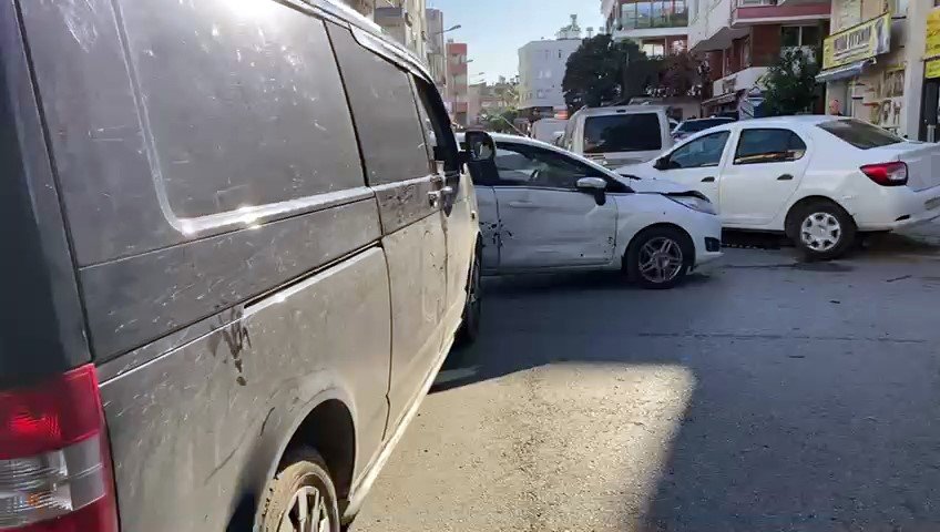 Otomobille Hafif Ticari Aracın Çarpışması Kamerada