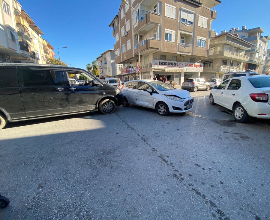 Otomobille Hafif Ticari Aracın Çarpışması Kamerada