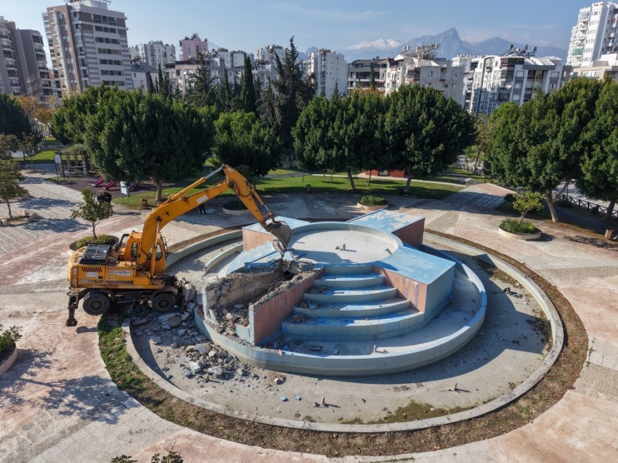 Konyaaltı’nda Parklardaki Havuzlar Kaldırılıp Yeri Yeşil Alan Olacak