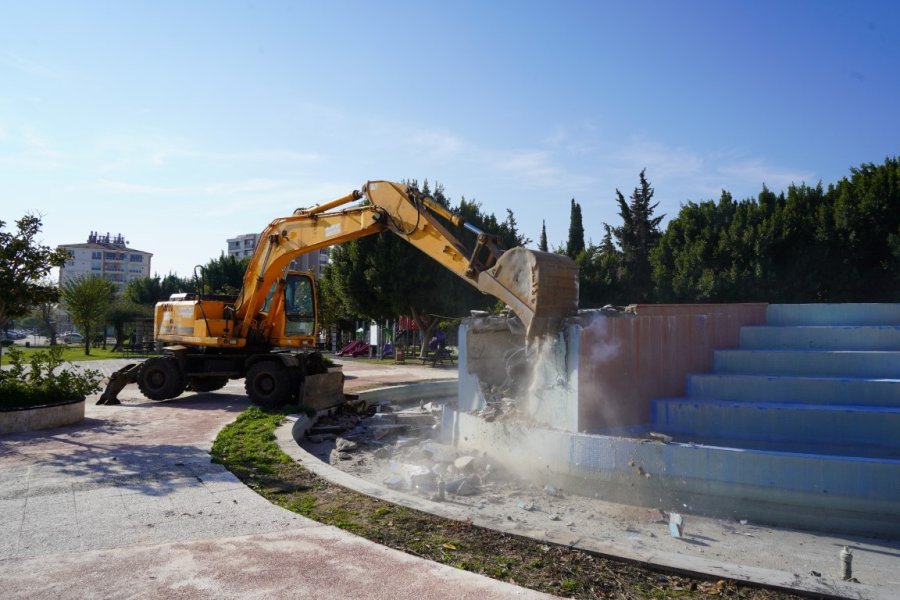 Konyaaltı’nda Parklardaki Havuzlar Kaldırılıp Yeri Yeşil Alan Olacak