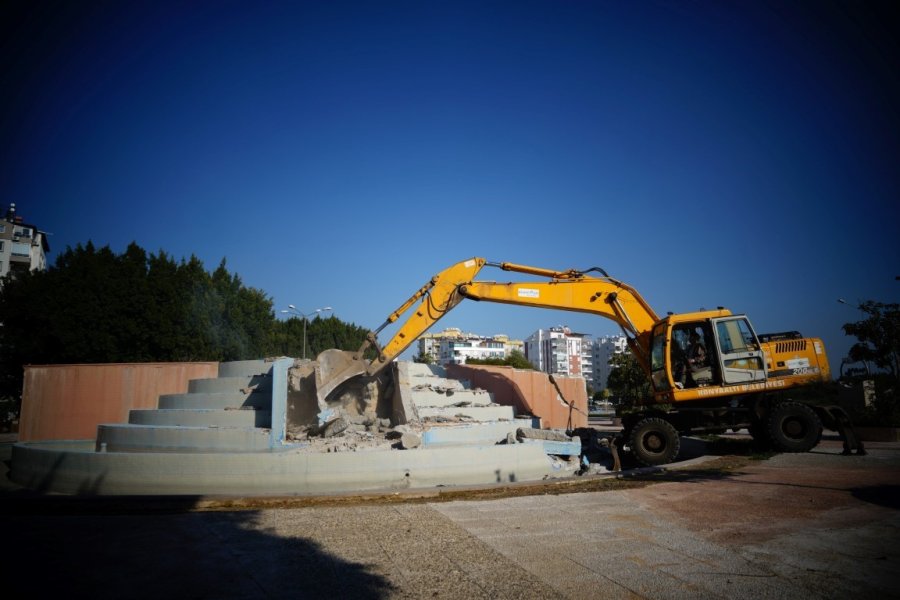 Konyaaltı’nda Parklardaki Havuzlar Kaldırılıp Yeri Yeşil Alan Olacak