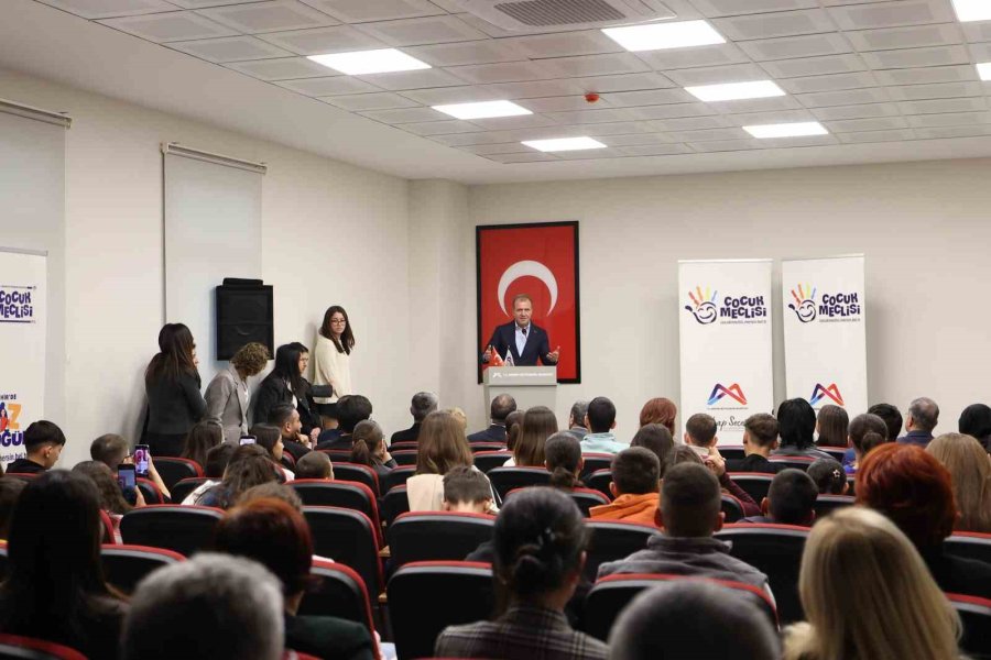 Mersin’de Çocuk Meclisi Üyeleri Sertifikalarını Başkan Seçer’den Aldı