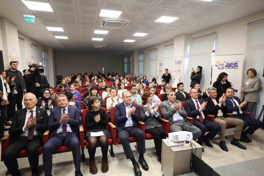 Mersin’de Çocuk Meclisi Üyeleri Sertifikalarını Başkan Seçer’den Aldı