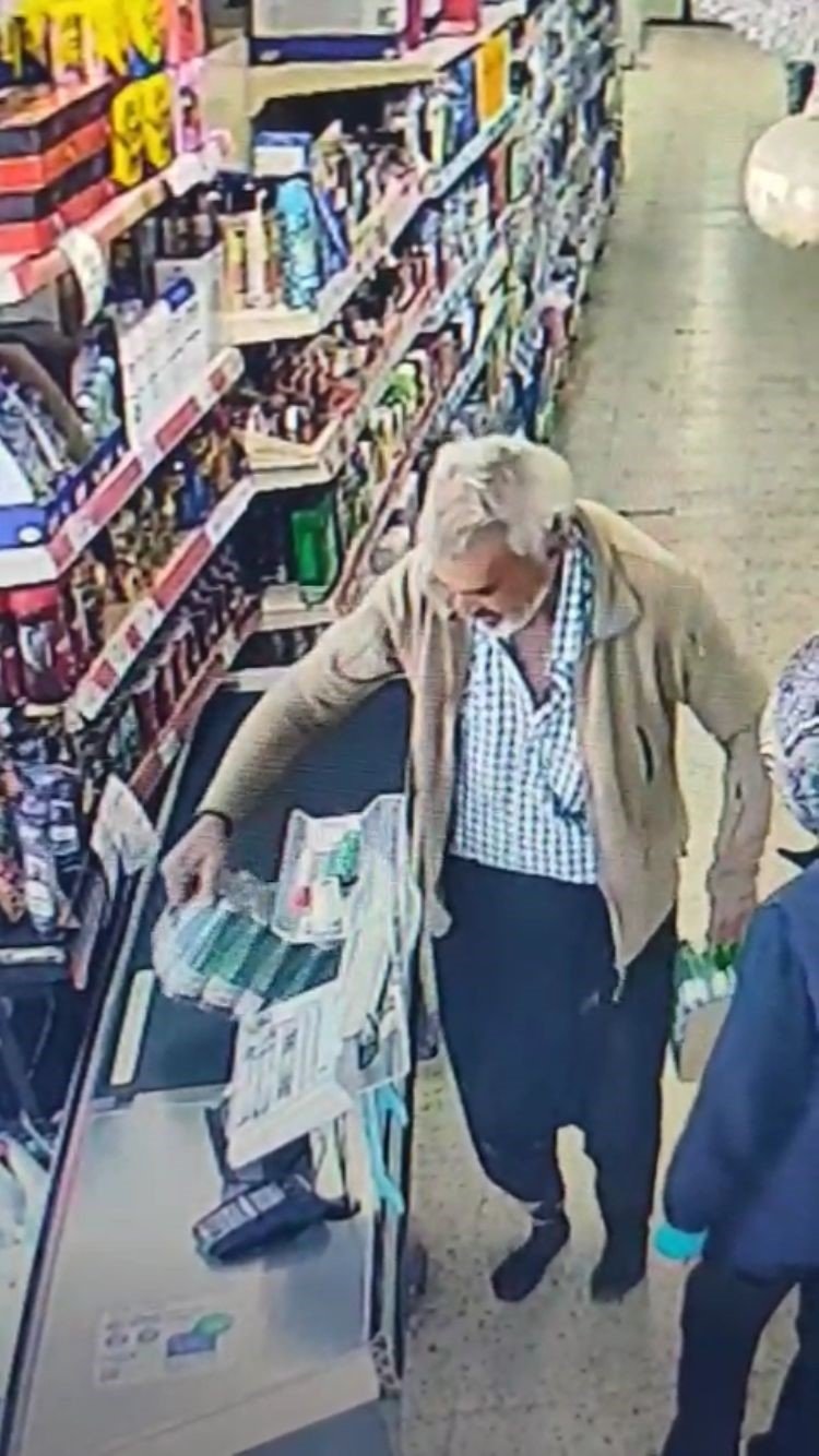 Mersin’de İçleri Isıtan Görüntü: Çamurlu Ayakkabısını Çıkardı, Çorapla Markette Alışveriş Yaptı