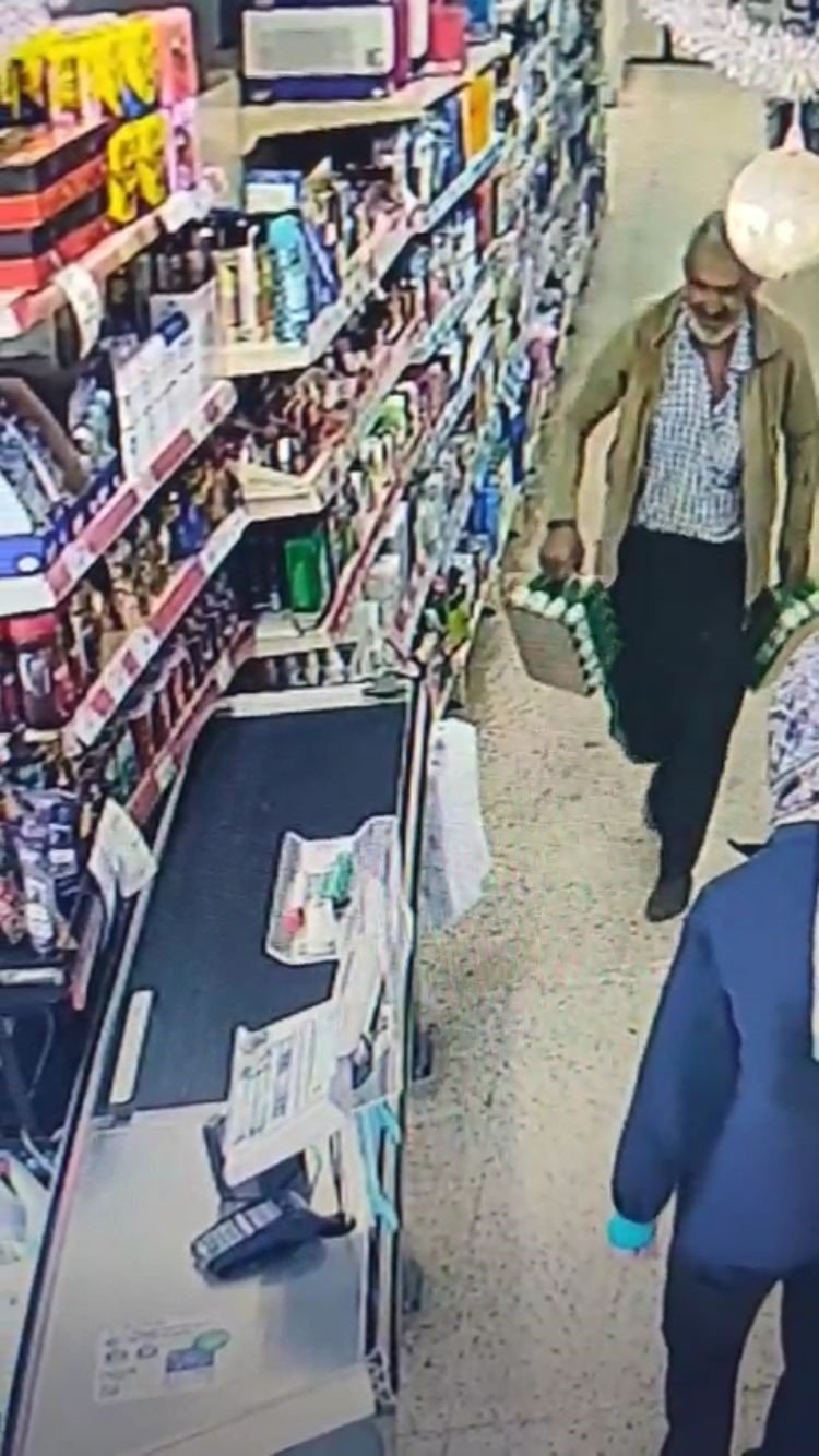 Mersin’de İçleri Isıtan Görüntü: Çamurlu Ayakkabısını Çıkardı, Çorapla Markette Alışveriş Yaptı