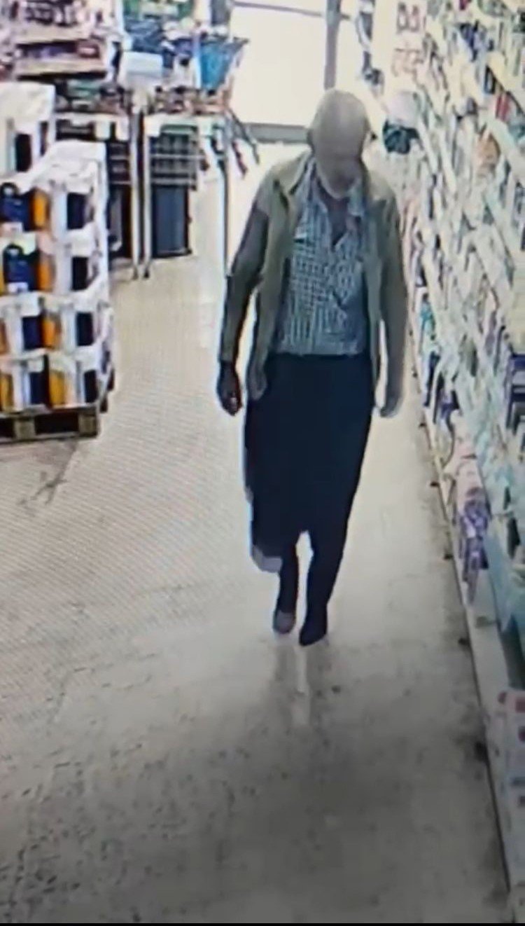 Mersin’de İçleri Isıtan Görüntü: Çamurlu Ayakkabısını Çıkardı, Çorapla Markette Alışveriş Yaptı