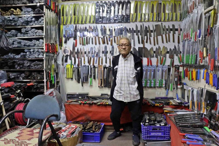 Antalya’da Bıçak Bileme Ustası Mesleğini Yaşatıyor, 50-60 Bin Liraya Çırak Bulamıyor