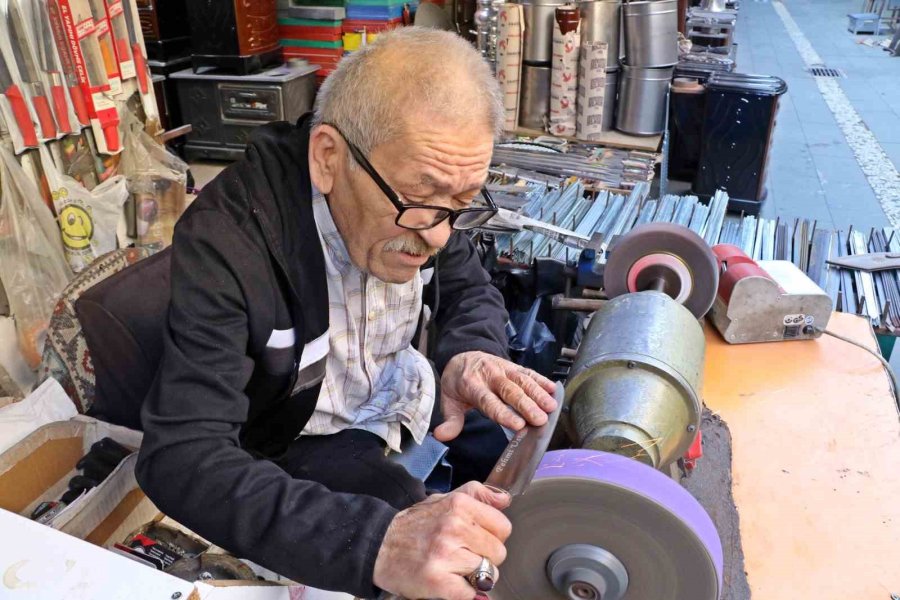Antalya’da Bıçak Bileme Ustası Mesleğini Yaşatıyor, 50-60 Bin Liraya Çırak Bulamıyor