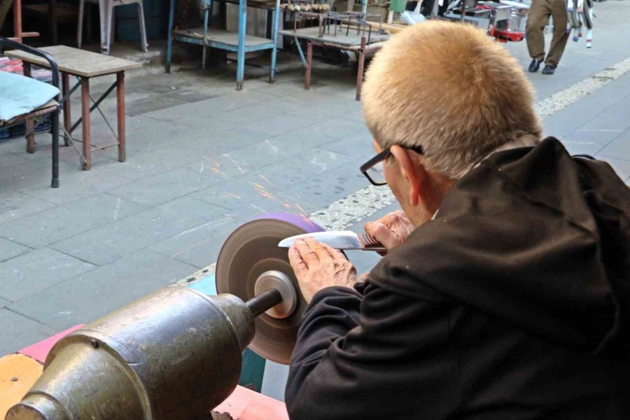 Antalya’da Bıçak Bileme Ustası Mesleğini Yaşatıyor, 50-60 Bin Liraya Çırak Bulamıyor