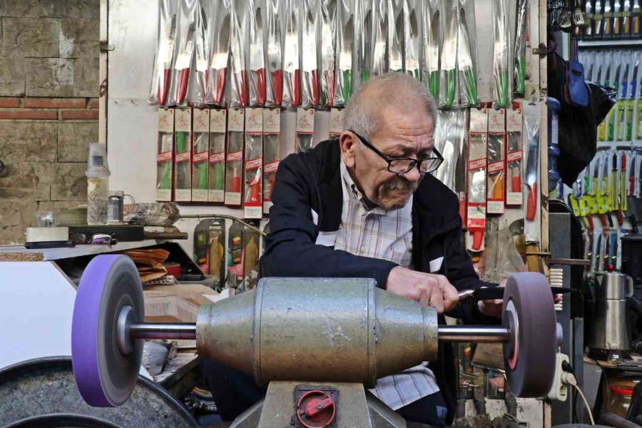 Antalya’da Bıçak Bileme Ustası Mesleğini Yaşatıyor, 50-60 Bin Liraya Çırak Bulamıyor