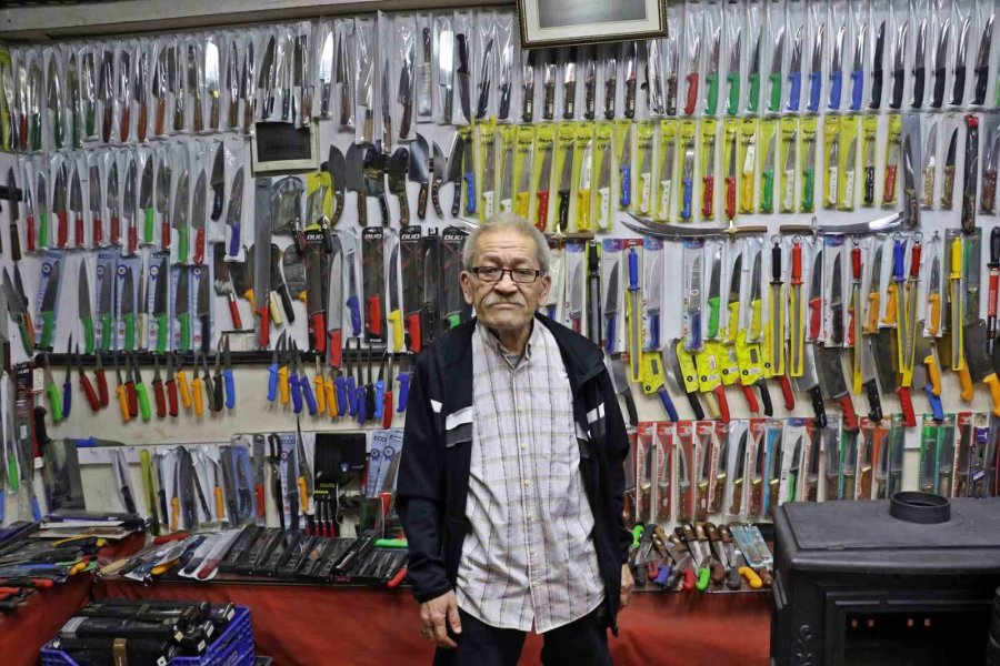 Antalya’da Bıçak Bileme Ustası Mesleğini Yaşatıyor, 50-60 Bin Liraya Çırak Bulamıyor