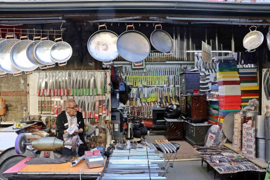 Antalya’da Bıçak Bileme Ustası Mesleğini Yaşatıyor, 50-60 Bin Liraya Çırak Bulamıyor