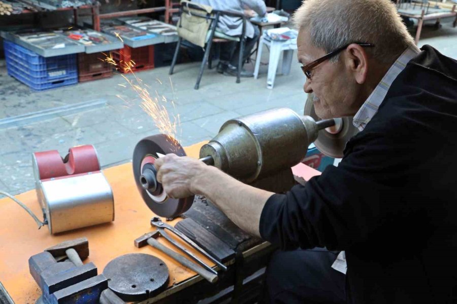 Antalya’da Bıçak Bileme Ustası Mesleğini Yaşatıyor, 50-60 Bin Liraya Çırak Bulamıyor