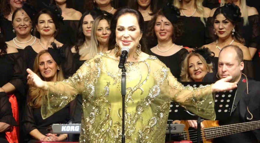 Türkan Şoray, ‘iyilik Korosu’ İle Mersin’de Sanatseverlerle Buluştu