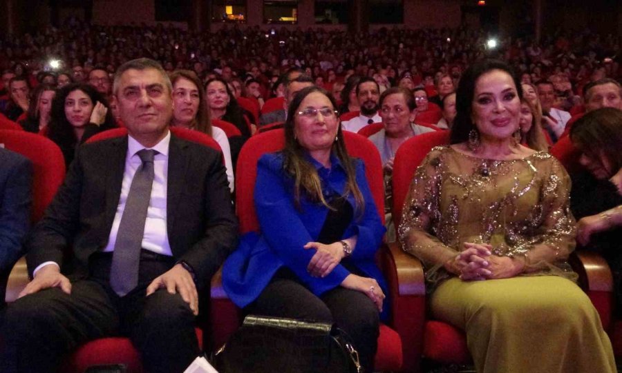 Türkan Şoray, ‘iyilik Korosu’ İle Mersin’de Sanatseverlerle Buluştu