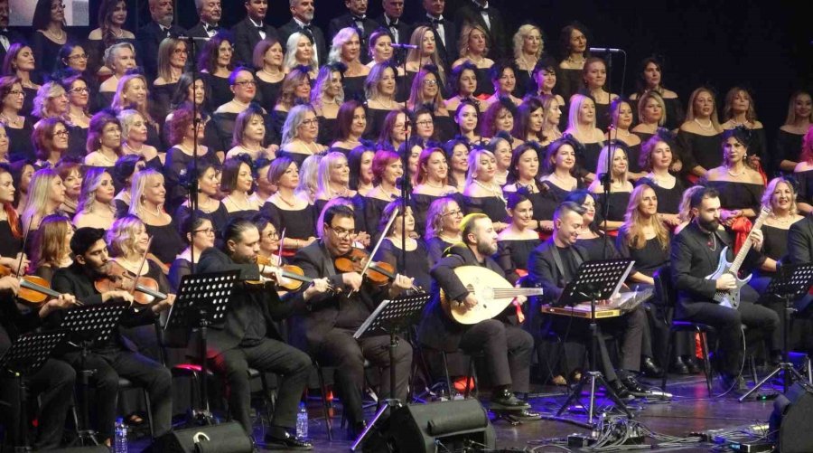 Türkan Şoray, ‘iyilik Korosu’ İle Mersin’de Sanatseverlerle Buluştu