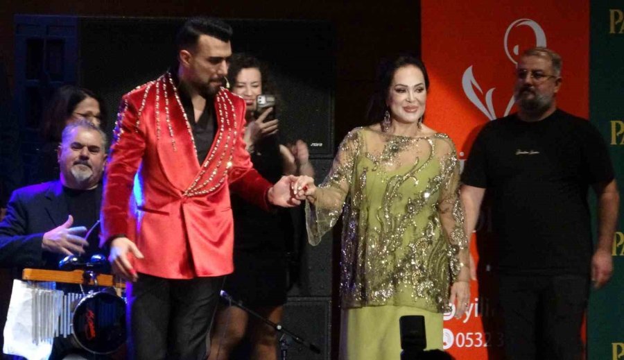 Türkan Şoray, ‘iyilik Korosu’ İle Mersin’de Sanatseverlerle Buluştu