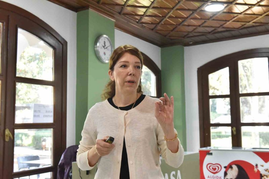 Zübeyde Hanım Kadın Eğitim Ve Sosyal Tesisi’nde Kadın Sağlığı Konuşuldu