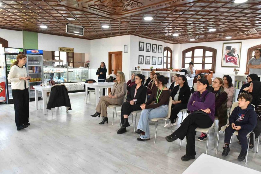 Zübeyde Hanım Kadın Eğitim Ve Sosyal Tesisi’nde Kadın Sağlığı Konuşuldu