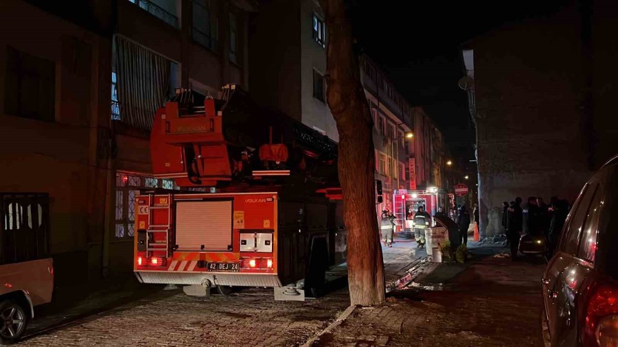Konya’da 3 Katlı Binanın Çatısında Yangın Paniği