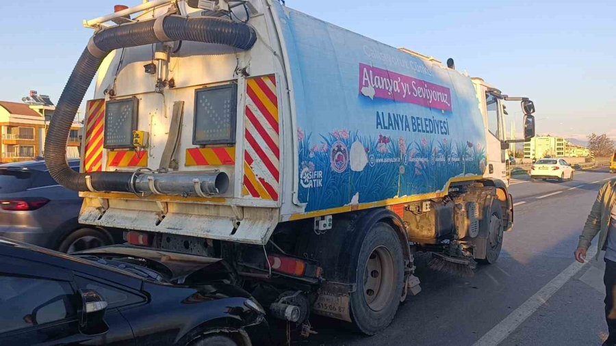 Otomobil Yol Süpürme Aracıyla Çarpıştı