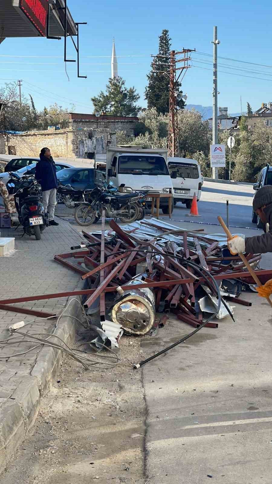 Mersin Mut’ta Fırtına Çatıyı Uçurdu