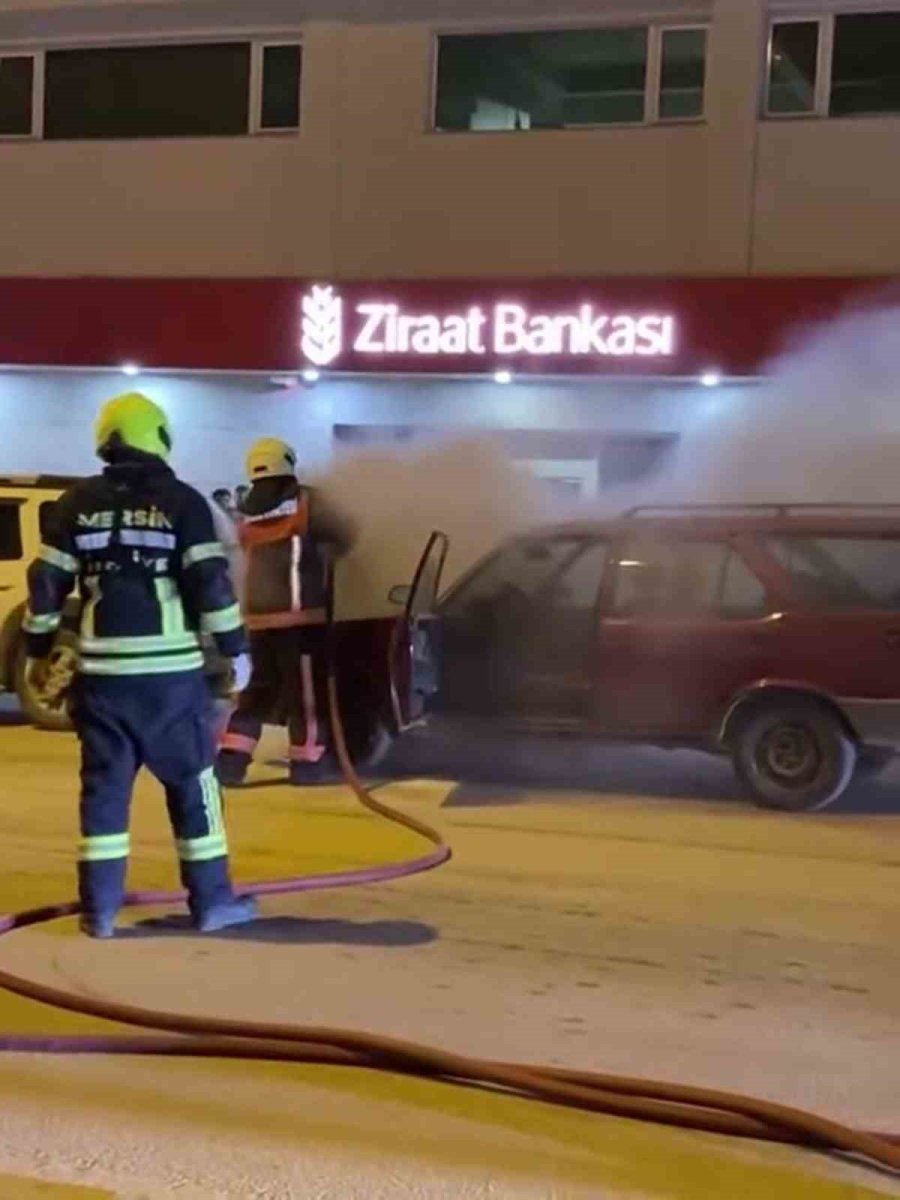 Mersin’de Park Halindeki Araç Yandı