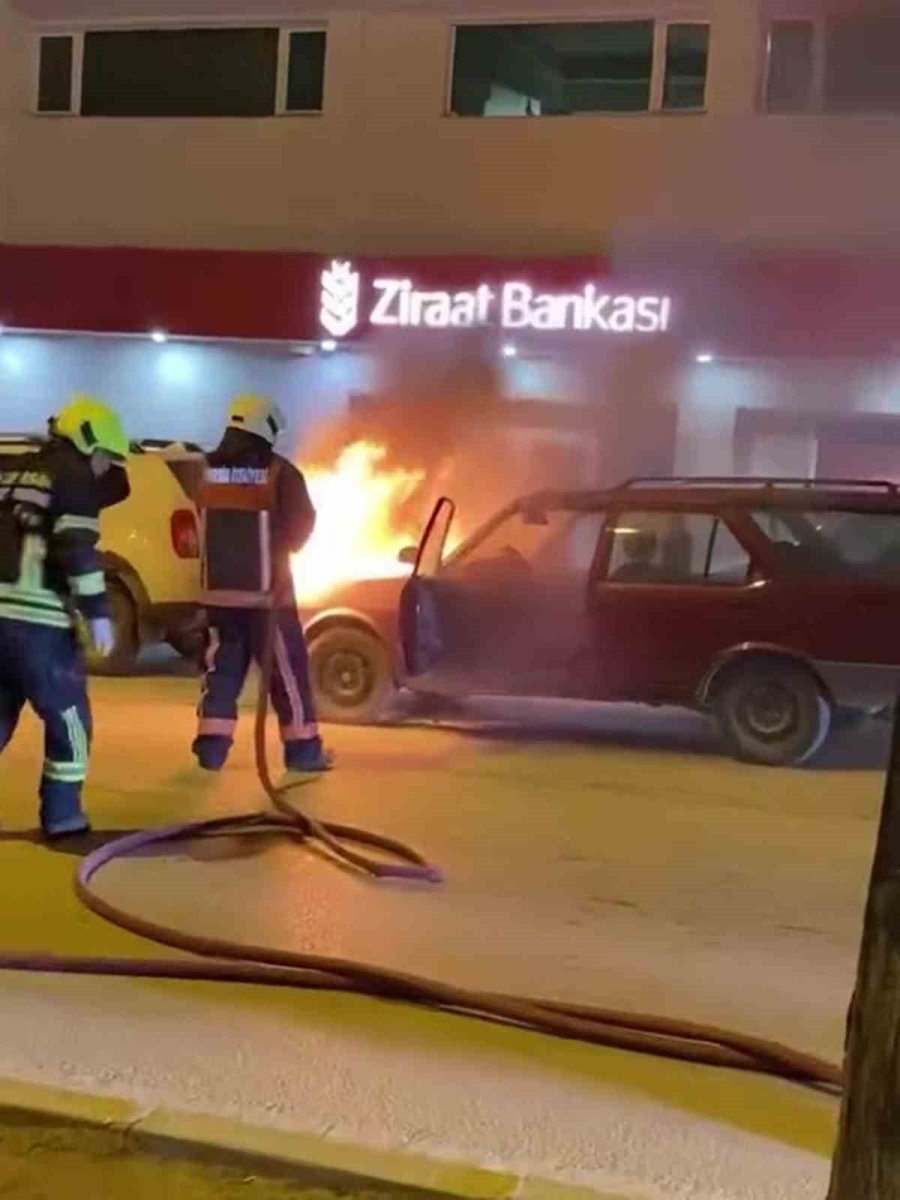 Mersin’de Park Halindeki Araç Yandı