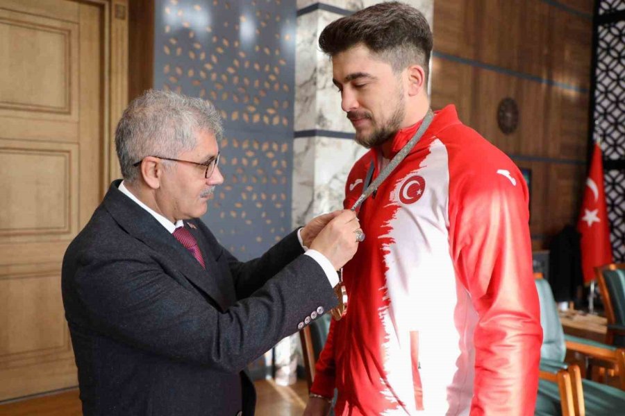 Niğdeli Milli Güreşçilerden Vali Çelik’e Ziyaret