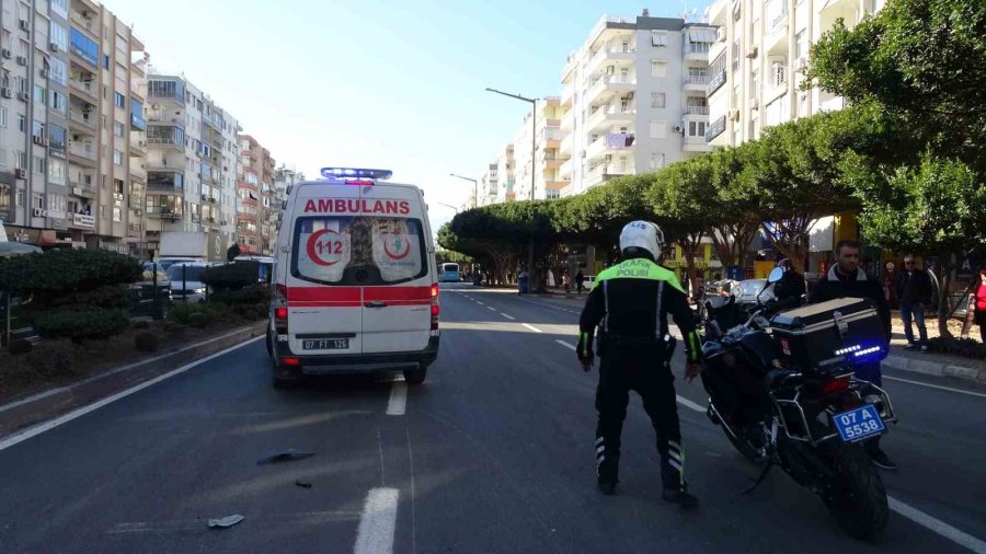 Kavşak Sisteminde Çarpışan İki Motosikletin Sürücüleri Yaralandı