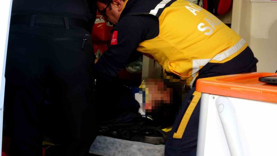 Kavşak Sisteminde Çarpışan İki Motosikletin Sürücüleri Yaralandı