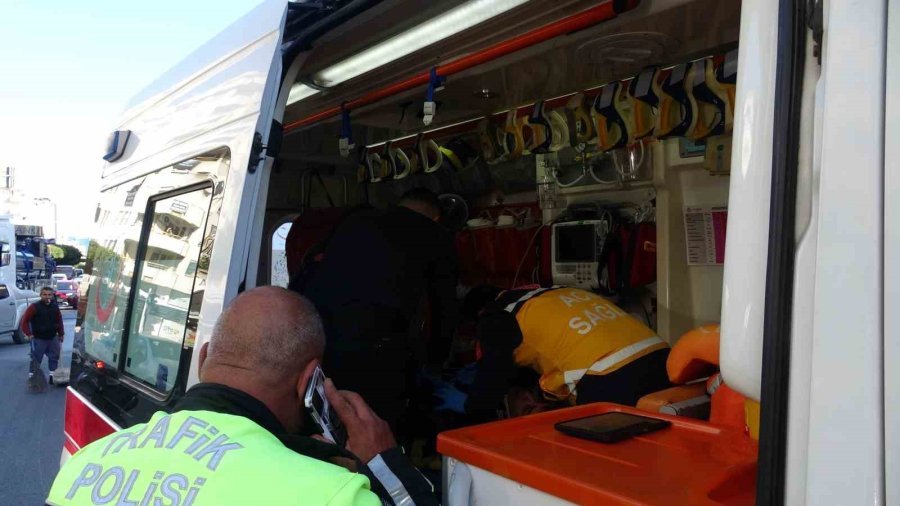 Kavşak Sisteminde Çarpışan İki Motosikletin Sürücüleri Yaralandı