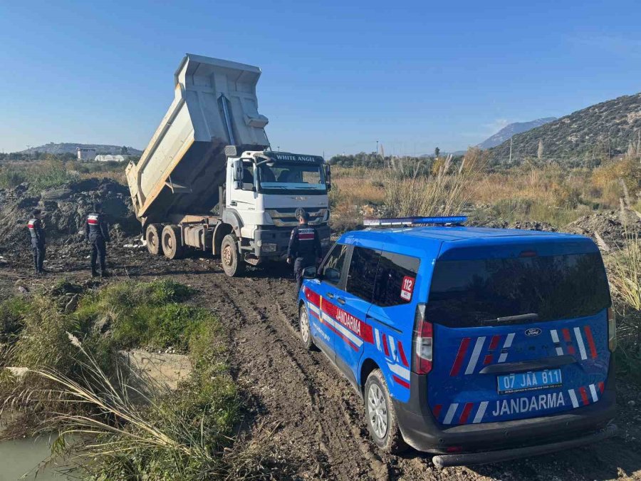 Kaş’ta İzinsiz Kum Alımına Jandarma Engeli