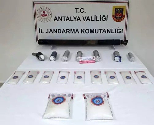 Antalya’da Otomobilin Şaftına Gizlenmiş 17 Kilogram Metamfetamin Ele Geçirildi