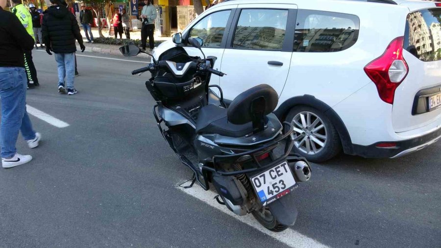 Kavşak Sisteminde Çarpışan İki Motosikletin Sürücüleri Yaralandı